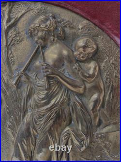 Médaillon rond bronze doré décor à l'antique cadre en velours. XIX siècle