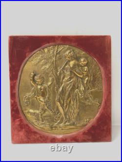 Médaillon rond bronze doré décor à l'antique cadre en velours. XIX siècle