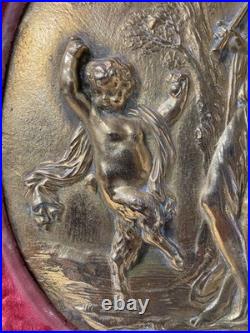 Médaillon rond bronze doré décor à l'antique cadre en velours. XIX siècle