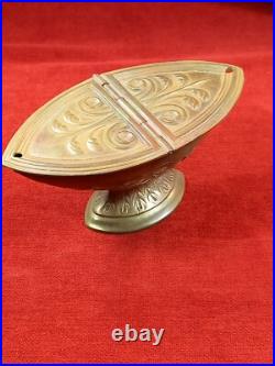 Navette à encens de style néoclassique XIXe siècle en bronze liturgie catholique