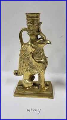 PAIRE DE BOUGEOIRS EN BRONZE DORE GRIFFONS DU XIX ème SIECLE