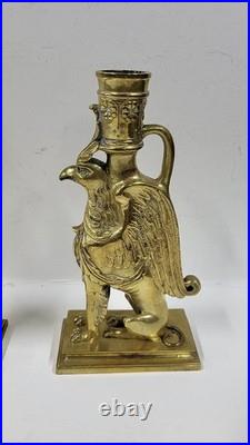 PAIRE DE BOUGEOIRS EN BRONZE DORE GRIFFONS DU XIX ème SIECLE