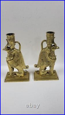 PAIRE DE BOUGEOIRS EN BRONZE DORE GRIFFONS DU XIX ème SIECLE