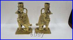 PAIRE DE BOUGEOIRS EN BRONZE DORE GRIFFONS DU XIX ème SIECLE