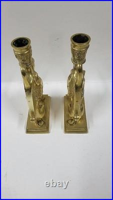 PAIRE DE BOUGEOIRS EN BRONZE DORE GRIFFONS DU XIX ème SIECLE