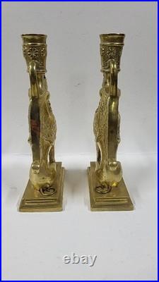 PAIRE DE BOUGEOIRS EN BRONZE DORE GRIFFONS DU XIX ème SIECLE