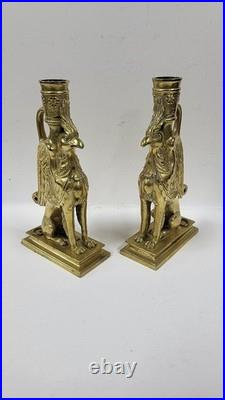 PAIRE DE BOUGEOIRS EN BRONZE DORE GRIFFONS DU XIX ème SIECLE