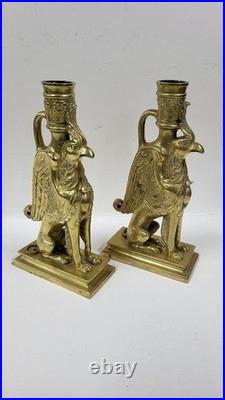 PAIRE DE BOUGEOIRS EN BRONZE DORE GRIFFONS DU XIX ème SIECLE