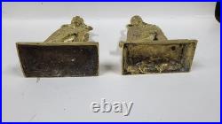 PAIRE DE BOUGEOIRS EN BRONZE DORE GRIFFONS DU XIX ème SIECLE