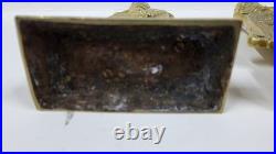 PAIRE DE BOUGEOIRS EN BRONZE DORE GRIFFONS DU XIX ème SIECLE