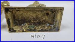 PAIRE DE BOUGEOIRS EN BRONZE DORE GRIFFONS DU XIX ème SIECLE