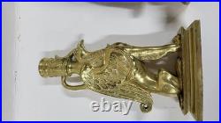 PAIRE DE BOUGEOIRS EN BRONZE DORE GRIFFONS DU XIX ème SIECLE