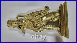 PAIRE DE BOUGEOIRS EN BRONZE DORE GRIFFONS DU XIX ème SIECLE