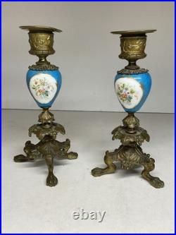 PAIRE DE BOUGEOIRS EN BRONZE DORÉ, PORCELAINE BLEU CÉLESTE, XIX e SIÈCLE PARIS