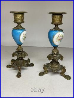 PAIRE DE BOUGEOIRS EN BRONZE DORÉ, PORCELAINE BLEU CÉLESTE, XIX e SIÈCLE PARIS