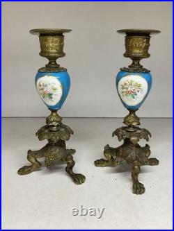 PAIRE DE BOUGEOIRS EN BRONZE DORÉ, PORCELAINE BLEU CÉLESTE, XIX e SIÈCLE PARIS