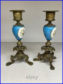 PAIRE DE BOUGEOIRS EN BRONZE DORÉ, PORCELAINE BLEU CÉLESTE, XIX e SIÈCLE PARIS