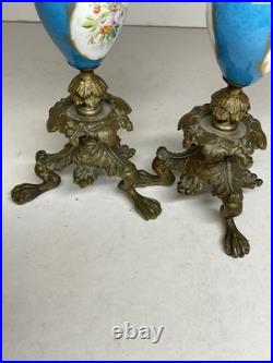 PAIRE DE BOUGEOIRS EN BRONZE DORÉ, PORCELAINE BLEU CÉLESTE, XIX e SIÈCLE PARIS