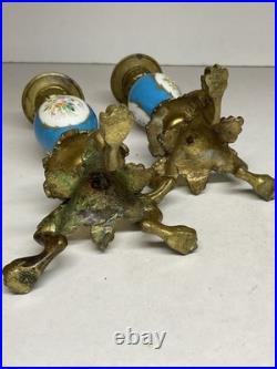 PAIRE DE BOUGEOIRS EN BRONZE DORÉ, PORCELAINE BLEU CÉLESTE, XIX e SIÈCLE PARIS