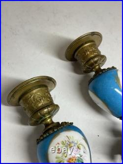 PAIRE DE BOUGEOIRS EN BRONZE DORÉ, PORCELAINE BLEU CÉLESTE, XIX e SIÈCLE PARIS