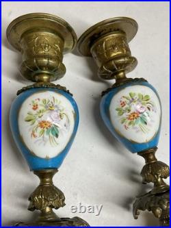 PAIRE DE BOUGEOIRS EN BRONZE DORÉ, PORCELAINE BLEU CÉLESTE, XIX e SIÈCLE PARIS