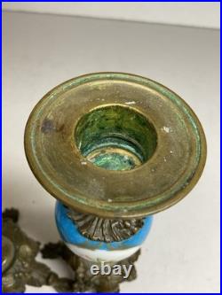 PAIRE DE BOUGEOIRS EN BRONZE DORÉ, PORCELAINE BLEU CÉLESTE, XIX e SIÈCLE PARIS