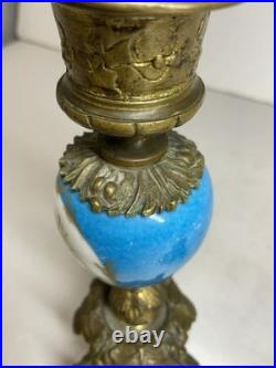 PAIRE DE BOUGEOIRS EN BRONZE DORÉ, PORCELAINE BLEU CÉLESTE, XIX e SIÈCLE PARIS