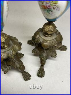 PAIRE DE BOUGEOIRS EN BRONZE DORÉ, PORCELAINE BLEU CÉLESTE, XIX e SIÈCLE PARIS