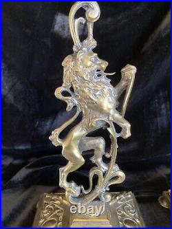 Paire Bougeoirs Flambeaux Bronze Dore Lion En Profil XIX Siecle