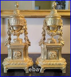 Paire de Chenets en bronze doré et ciselé Style Louis XVI, Époque XIXe siècle