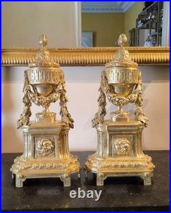 Paire de Chenets en bronze doré et ciselé Style Louis XVI, Époque XIXe siècle