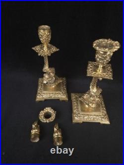 Paire de bougeoirs aux dauphins en bronze doré (XIXe siècle) Paire de bougeoirs aux dauphins en bronze doré (XIXe siècle)