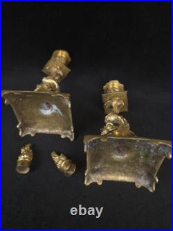 Paire de bougeoirs aux dauphins en bronze doré (XIXe siècle) Paire de bougeoirs aux dauphins en bronze doré (XIXe siècle)