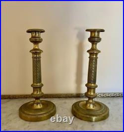 Paire de bougeoirs de style Louis XVI en bronze doré ciselé France XIXe siècle