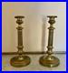 Paire-de-bougeoirs-de-style-Louis-XVI-en-bronze-dore-cisele-France-XIXe-siecle-01-zoad