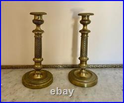 Paire de bougeoirs de style Louis XVI en bronze doré ciselé France XIXe siècle