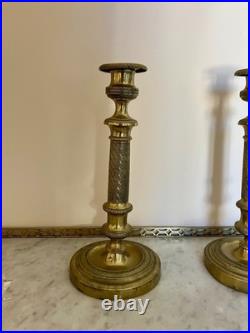 Paire de bougeoirs de style Louis XVI en bronze doré ciselé France XIXe siècle