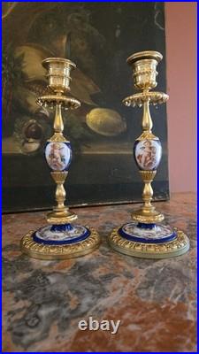 Paire de bougeoirs en bronze doré et porcelaine style Louis XVI, XIXe siècle