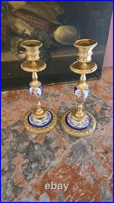 Paire de bougeoirs en bronze doré et porcelaine style Louis XVI, XIXe siècle