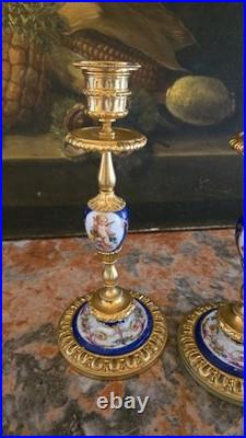 Paire de bougeoirs en bronze doré et porcelaine style Louis XVI, XIXe siècle