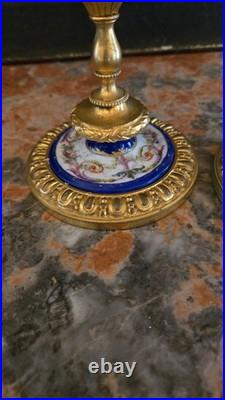 Paire de bougeoirs en bronze doré et porcelaine style Louis XVI, XIXe siècle