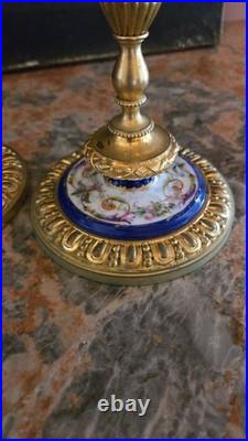 Paire de bougeoirs en bronze doré et porcelaine style Louis XVI, XIXe siècle