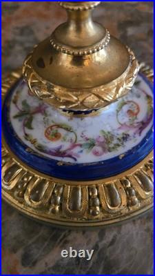 Paire de bougeoirs en bronze doré et porcelaine style Louis XVI, XIXe siècle