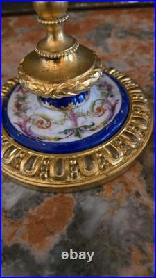Paire de bougeoirs en bronze doré et porcelaine style Louis XVI, XIXe siècle