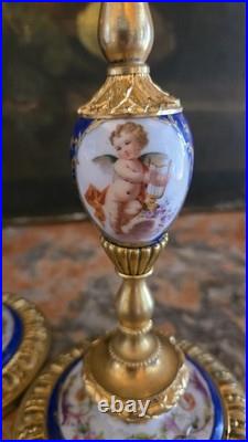 Paire de bougeoirs en bronze doré et porcelaine style Louis XVI, XIXe siècle