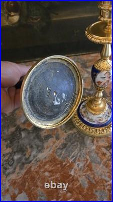 Paire de bougeoirs en bronze doré et porcelaine style Louis XVI, XIXe siècle