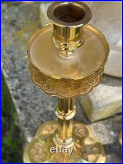 Paire de bougeoirs néo-gothiques en bronze doré fin XIXe siècle