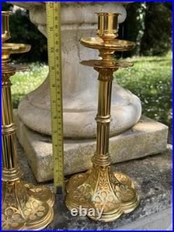 Paire de bougeoirs néo-gothiques en bronze doré fin XIXe siècle