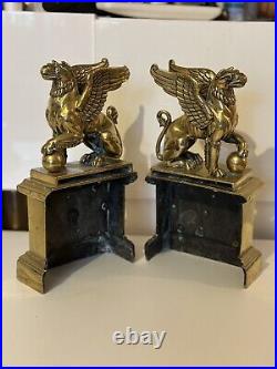 Paire de chenets en bronze doré A figure de griffons + Pare Feu XIXe Siècle