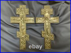 Paire de crucifix russes anciens en bronze doré, XIXe siècle